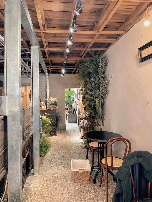 金鶴龐克｜新開幕，台中西區老宅咖啡廳，複合式氛圍咖啡店 - 卡琳。摸魚兒趣