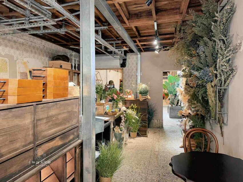 金鶴龐克｜新開幕，台中西區老宅咖啡廳，複合式氛圍咖啡店 - 卡琳。摸魚兒趣