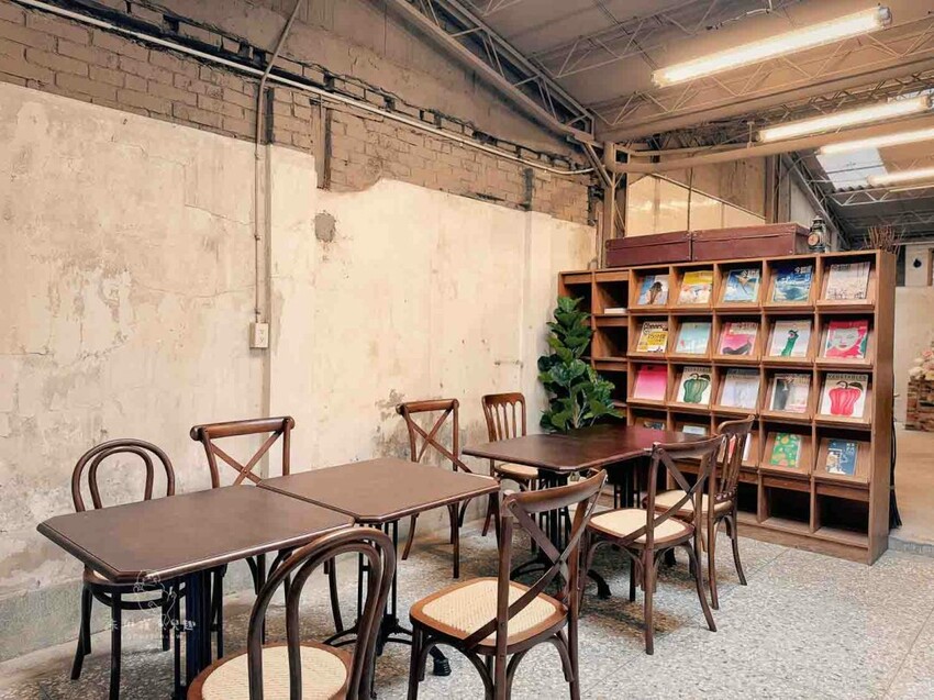 金鶴龐克｜新開幕，台中西區老宅咖啡廳，複合式氛圍咖啡店 - 卡琳。摸魚兒趣