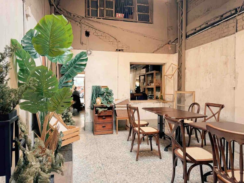 金鶴龐克｜新開幕，台中西區老宅咖啡廳，複合式氛圍咖啡店 - 卡琳。摸魚兒趣