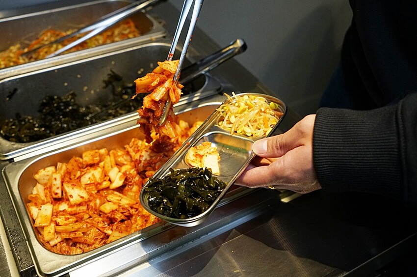 台中韓式麵食專賣店｜必點蟹膏麵、炒瑪湯麵、菜包肉、還有小菜免費無限續！