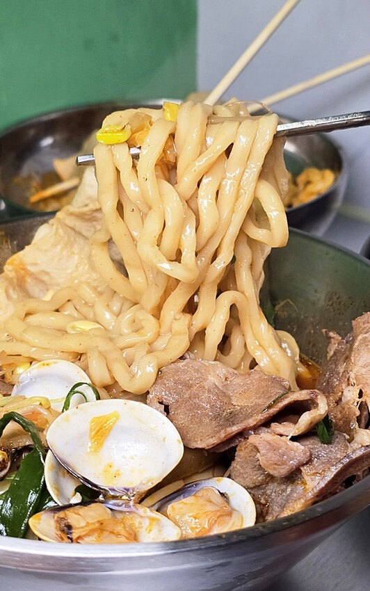 台中韓式麵食專賣店｜必點蟹膏麵、炒瑪湯麵、菜包肉、還有小菜免費無限續！