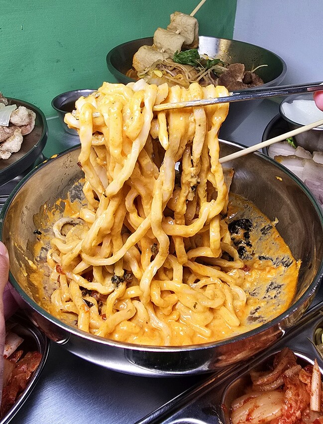 台中韓式麵食專賣店｜必點蟹膏麵、炒瑪湯麵、菜包肉、還有小菜免費無限續！