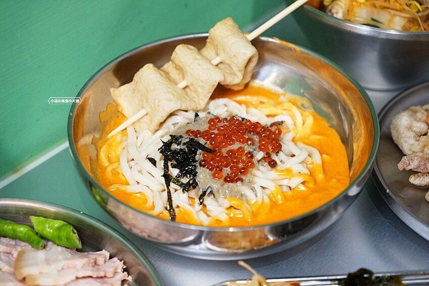 台中韓式麵食專賣店｜必點蟹膏麵、炒瑪湯麵、菜包肉、還有小菜免費無限續！