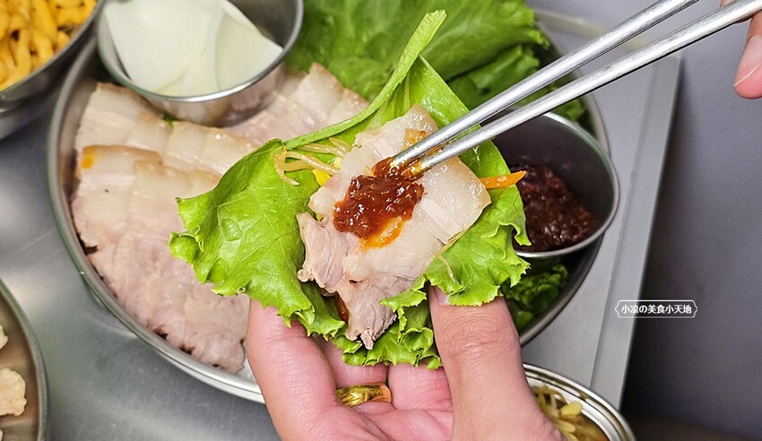 台中韓式麵食專賣店｜必點蟹膏麵、炒瑪湯麵、菜包肉、還有小菜免費無限續！