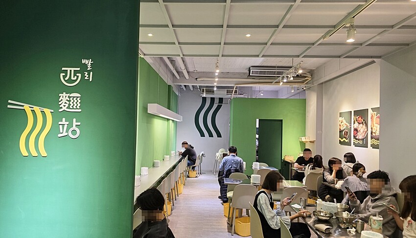 台中韓式麵食專賣店｜必點蟹膏麵、炒瑪湯麵、菜包肉、還有小菜免費無限續！