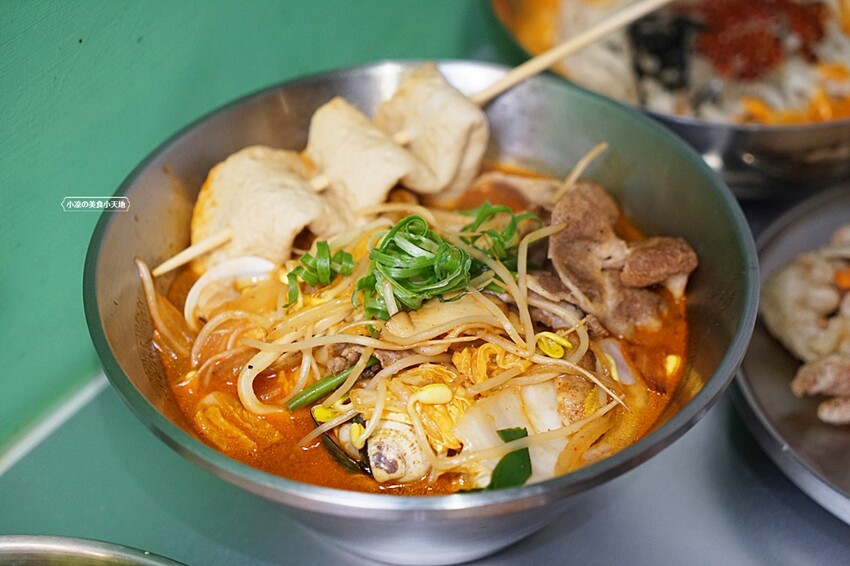 台中韓式麵食專賣店｜必點蟹膏麵、炒瑪湯麵、菜包肉、還有小菜免費無限續！