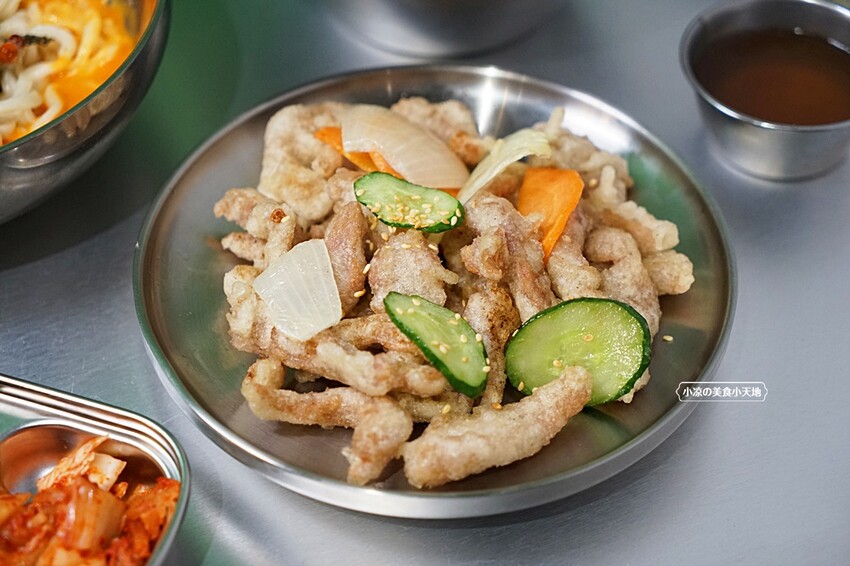 台中韓式麵食專賣店｜必點蟹膏麵、炒瑪湯麵、菜包肉、還有小菜免費無限續！