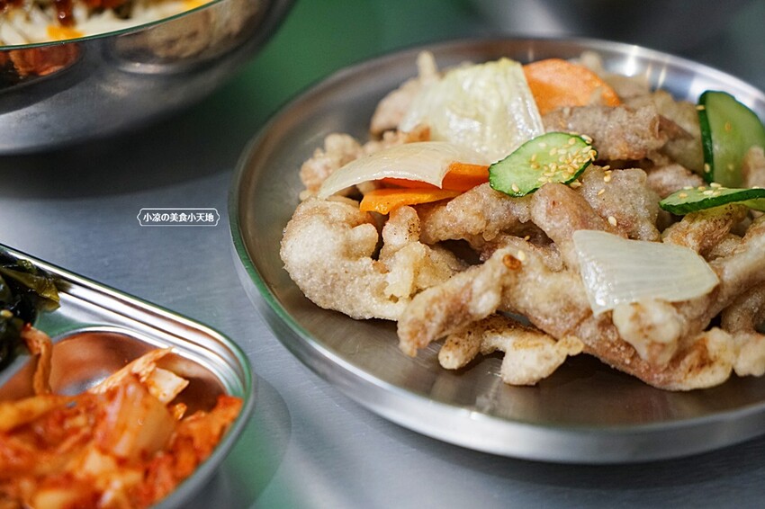 台中韓式麵食專賣店｜必點蟹膏麵、炒瑪湯麵、菜包肉、還有小菜免費無限續！