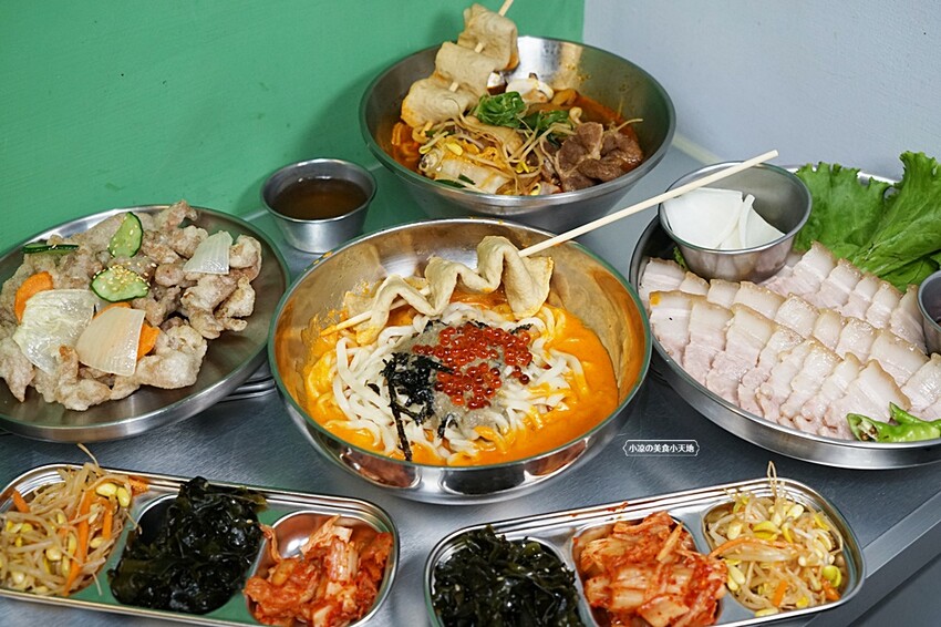 台中韓式麵食專賣店｜必點蟹膏麵、炒瑪湯麵、菜包肉、還有小菜免費無限續！