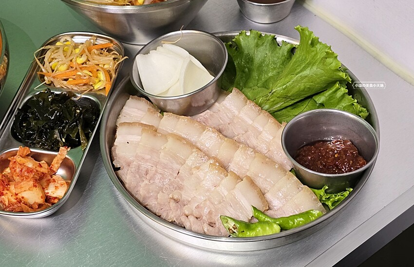 台中韓式麵食專賣店｜必點蟹膏麵、炒瑪湯麵、菜包肉、還有小菜免費無限續！