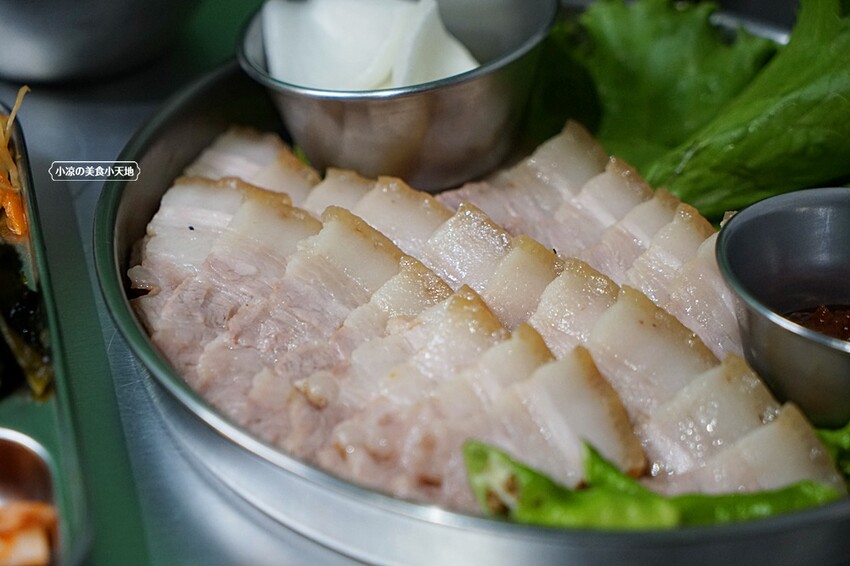 台中韓式麵食專賣店｜必點蟹膏麵、炒瑪湯麵、菜包肉、還有小菜免費無限續！