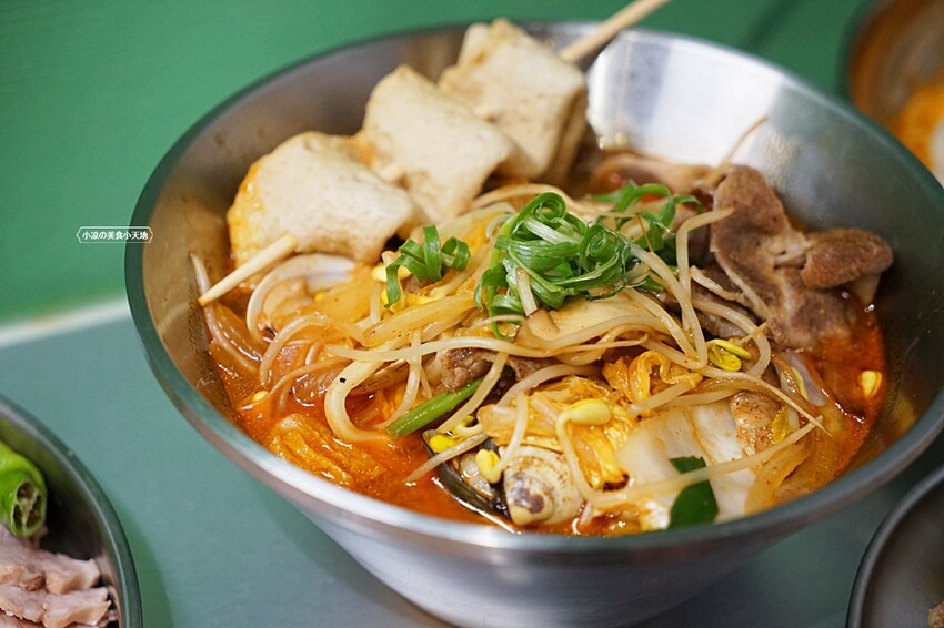 台中韓式麵食專賣店｜必點蟹膏麵、炒瑪湯麵、菜包肉、還有小菜免費無限續！