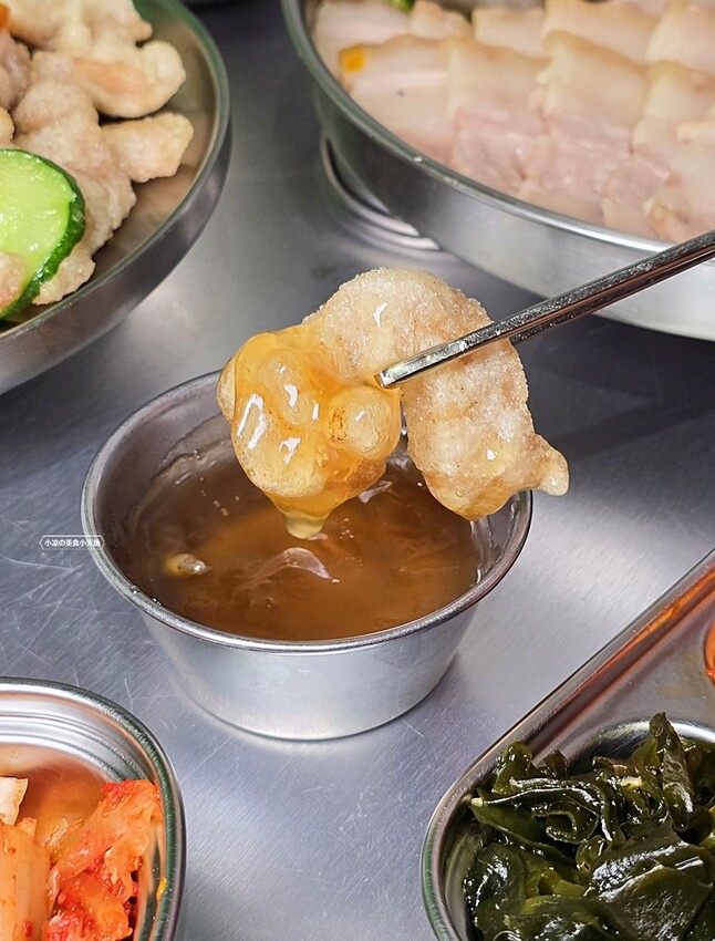 台中韓式麵食專賣店｜必點蟹膏麵、炒瑪湯麵、菜包肉、還有小菜免費無限續！