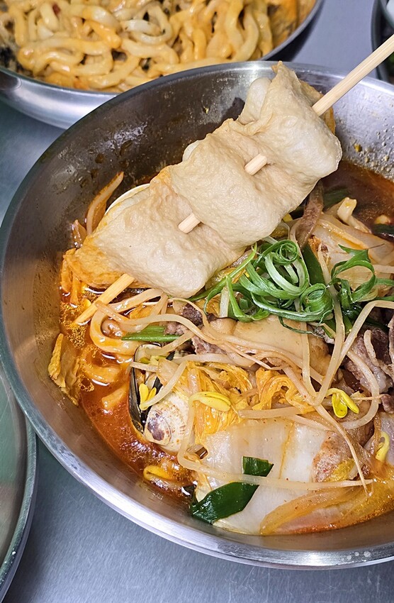 台中韓式麵食專賣店｜必點蟹膏麵、炒瑪湯麵、菜包肉、還有小菜免費無限續！