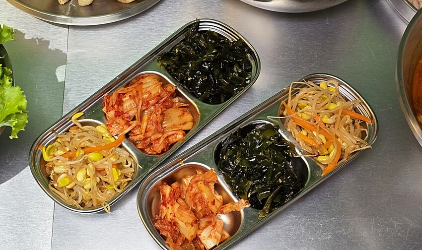 台中韓式麵食專賣店｜必點蟹膏麵、炒瑪湯麵、菜包肉、還有小菜免費無限續！