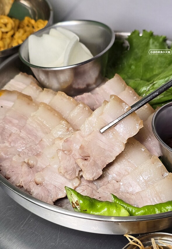 台中韓式麵食專賣店｜必點蟹膏麵、炒瑪湯麵、菜包肉、還有小菜免費無限續！