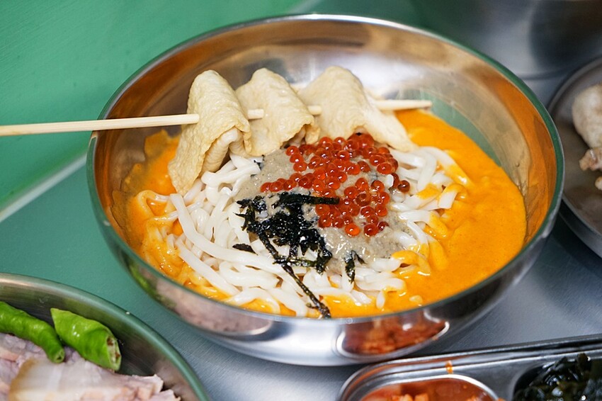 台中韓式麵食專賣店｜必點蟹膏麵、炒瑪湯麵、菜包肉、還有小菜免費無限續！