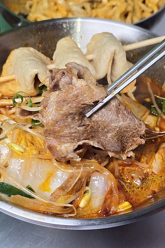 台中韓式麵食專賣店｜必點蟹膏麵、炒瑪湯麵、菜包肉、還有小菜免費無限續！