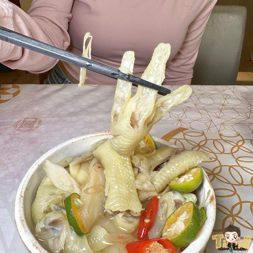 新竹市東區新竹艾薇越式河粉Phở Chị Vy 這家可能是新竹越南料理的天花板！ 餐酒館風精緻越南料理！ 必推石鍋生滾牛肉河粉！ 必吃手作香蘭葉榴槤蛋糕！ (菜單營業時間地址電話) - 跟著踢小米吃喝