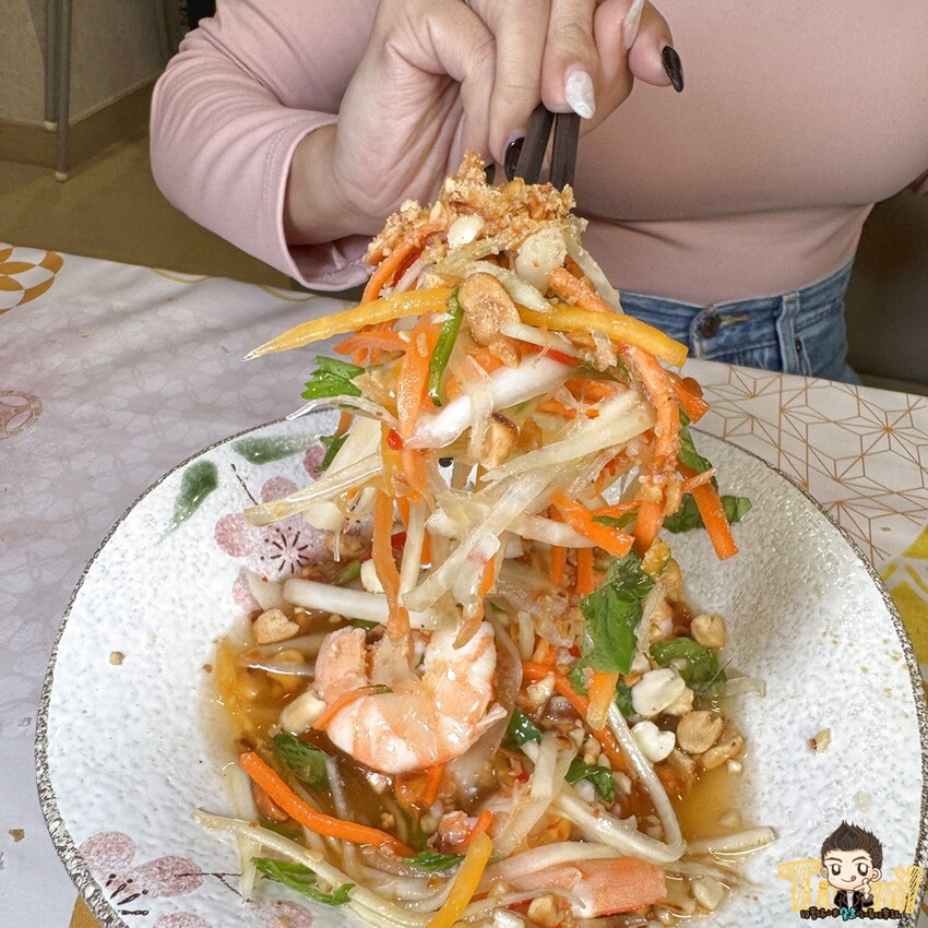 新竹市東區新竹艾薇越式河粉Phở Chị Vy 這家可能是新竹越南料理的天花板！ 餐酒館風精緻越南料理！ 必推石鍋生滾牛肉河粉！ 必吃手作香蘭葉榴槤蛋糕！ (菜單營業時間地址電話) - 跟著踢小米吃喝