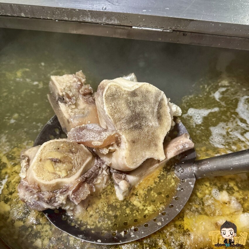 新竹市東區新竹艾薇越式河粉Phở Chị Vy 這家可能是新竹越南料理的天花板！ 餐酒館風精緻越南料理！ 必推石鍋生滾牛肉河粉！ 必吃手作香蘭葉榴槤蛋糕！ (菜單營業時間地址電話) - 跟著踢小米吃喝