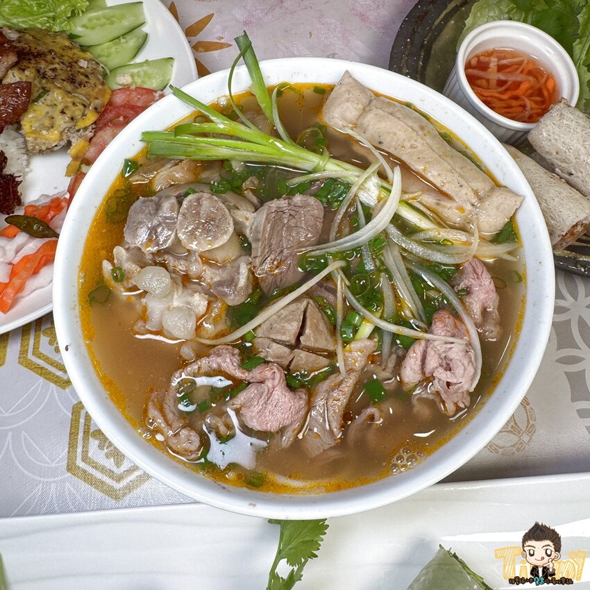 新竹市東區新竹艾薇越式河粉Phở Chị Vy 這家可能是新竹越南料理的天花板！ 餐酒館風精緻越南料理！ 必推石鍋生滾牛肉河粉！ 必吃手作香蘭葉榴槤蛋糕！ (菜單營業時間地址電話) - 跟著踢小米吃喝