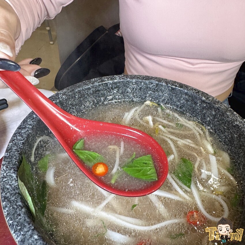 新竹市東區新竹艾薇越式河粉Phở Chị Vy 這家可能是新竹越南料理的天花板！ 餐酒館風精緻越南料理！ 必推石鍋生滾牛肉河粉！ 必吃手作香蘭葉榴槤蛋糕！ (菜單營業時間地址電話) - 跟著踢小米吃喝