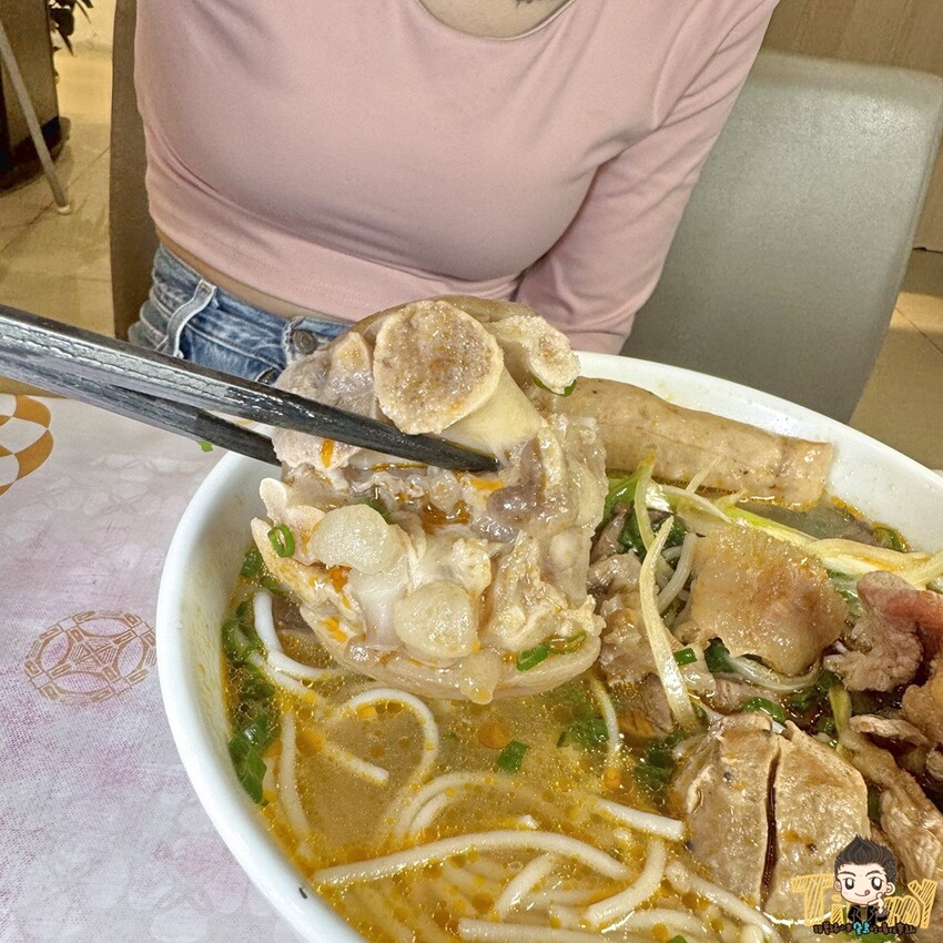 新竹市東區新竹艾薇越式河粉Phở Chị Vy 這家可能是新竹越南料理的天花板！ 餐酒館風精緻越南料理！ 必推石鍋生滾牛肉河粉！ 必吃手作香蘭葉榴槤蛋糕！ (菜單營業時間地址電話) - 跟著踢小米吃喝