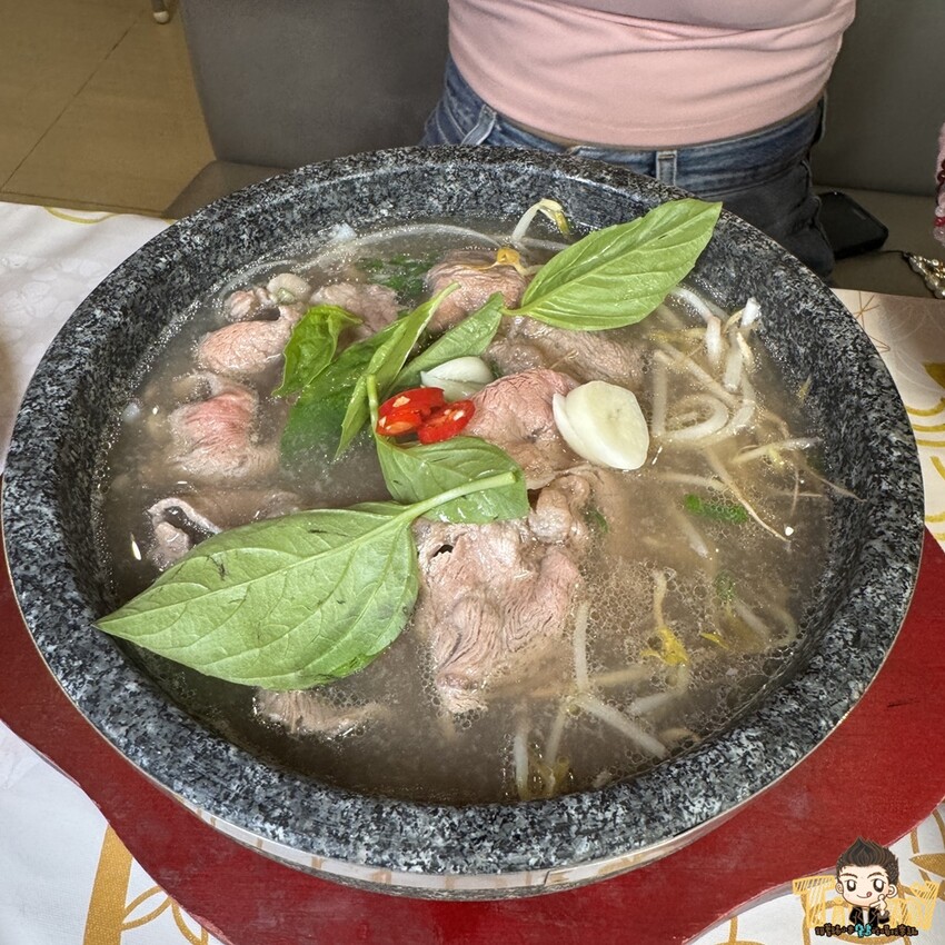 新竹市東區新竹艾薇越式河粉Phở Chị Vy 這家可能是新竹越南料理的天花板！ 餐酒館風精緻越南料理！ 必推石鍋生滾牛肉河粉！ 必吃手作香蘭葉榴槤蛋糕！ (菜單營業時間地址電話) - 跟著踢小米吃喝