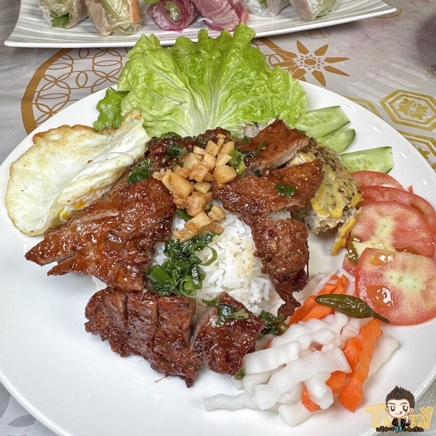 新竹市東區新竹艾薇越式河粉Phở Chị Vy 這家可能是新竹越南料理的天花板！ 餐酒館風精緻越南料理！ 必推石鍋生滾牛肉河粉！ 必吃手作香蘭葉榴槤蛋糕！ (菜單營業時間地址電話) - 跟著踢小米吃喝