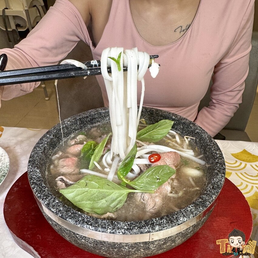 新竹市東區新竹艾薇越式河粉Phở Chị Vy 這家可能是新竹越南料理的天花板！ 餐酒館風精緻越南料理！ 必推石鍋生滾牛肉河粉！ 必吃手作香蘭葉榴槤蛋糕！ (菜單營業時間地址電話) - 跟著踢小米吃喝