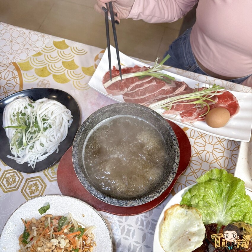 新竹市東區新竹艾薇越式河粉Phở Chị Vy 這家可能是新竹越南料理的天花板！ 餐酒館風精緻越南料理！ 必推石鍋生滾牛肉河粉！ 必吃手作香蘭葉榴槤蛋糕！ (菜單營業時間地址電話) - 跟著踢小米吃喝