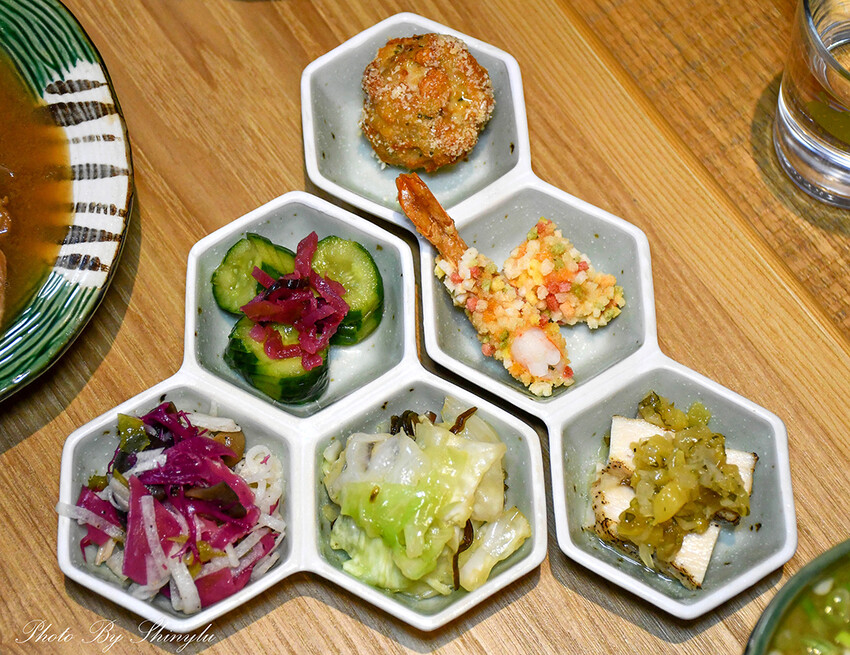 餐點以日式小缽為主，精緻又好吃，店內有親子友善遊戲區