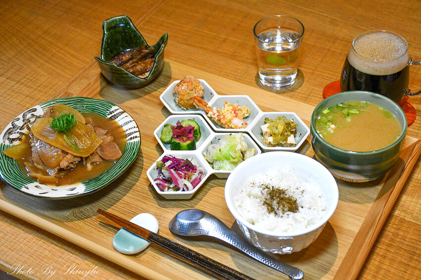 餐點以日式小缽為主，精緻又好吃，店內有親子友善遊戲區