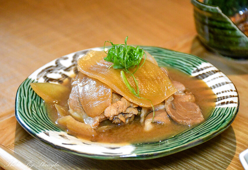 餐點以日式小缽為主，精緻又好吃，店內有親子友善遊戲區