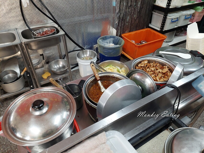 【台中神岡】大胖腳庫飯│清泉崗旁隱藏版小吃，肥嫩腳庫飯入口即化。炒麵豬血湯也很不錯~ - 貪吃猴的幻想