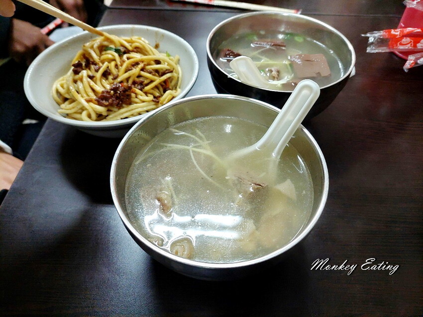 【台中神岡】大胖腳庫飯│清泉崗旁隱藏版小吃，肥嫩腳庫飯入口即化。炒麵豬血湯也很不錯~ - 貪吃猴的幻想