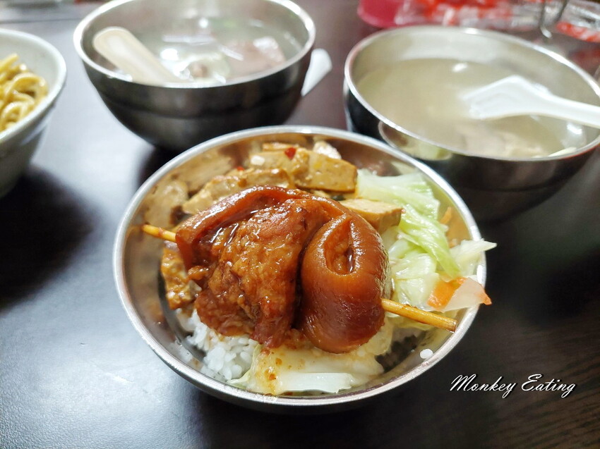 【台中神岡】大胖腳庫飯│清泉崗旁隱藏版小吃，肥嫩腳庫飯入口即化。炒麵豬血湯也很不錯~ - 貪吃猴的幻想