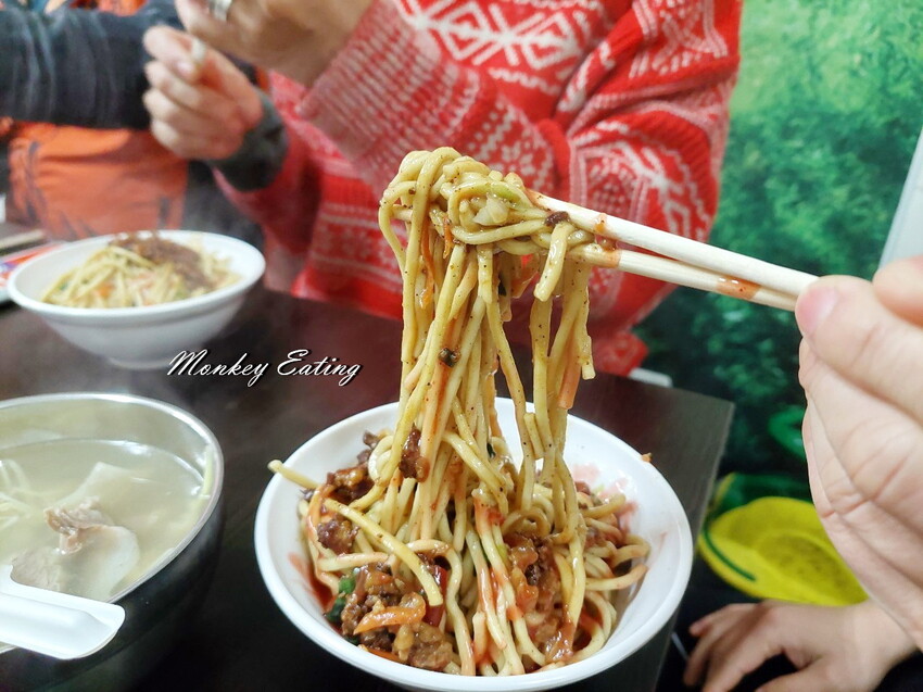 【台中神岡】大胖腳庫飯│清泉崗旁隱藏版小吃，肥嫩腳庫飯入口即化。炒麵豬血湯也很不錯~ - 貪吃猴的幻想