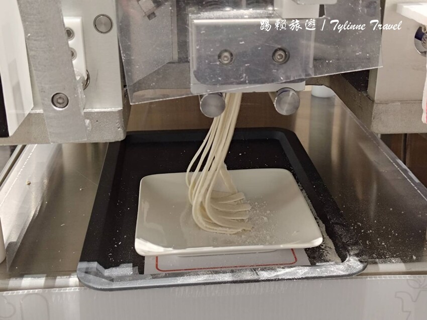 台北車站地下街「荖子鍋plus」小火鍋吃到飽！自助吧 製麵機超吸睛。