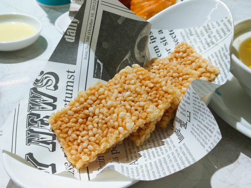 (西門町美食)肉多多、明水然樂兩大新創姊妹品牌-「狂一鍋酸菜魚」到底在紅甚麼? 用精品食尚美學， 餐體驗 風潮正夯，一口酸菜一口魚，酸辣得很自然，後韻回甘，比臉盆還大酸菜魚分量令人驚艷!