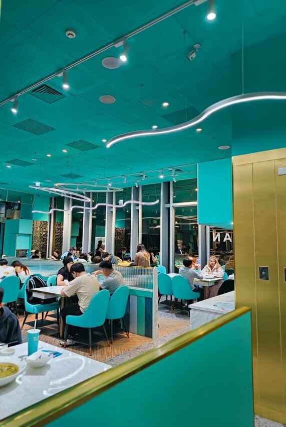 (西門町美食)肉多多、明水然樂兩大新創姊妹品牌-「狂一鍋酸菜魚」到底在紅甚麼? 用精品食尚美學， 餐體驗 風潮正夯，一口酸菜一口魚，酸辣得很自然，後韻回甘，比臉盆還大酸菜魚分量令人驚艷!