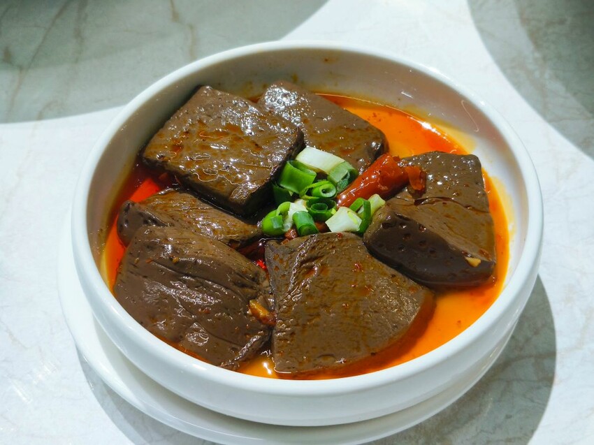 (西門町美食)肉多多、明水然樂兩大新創姊妹品牌-「狂一鍋酸菜魚」到底在紅甚麼? 用精品食尚美學， 餐體驗 風潮正夯，一口酸菜一口魚，酸辣得很自然，後韻回甘，比臉盆還大酸菜魚分量令人驚艷!