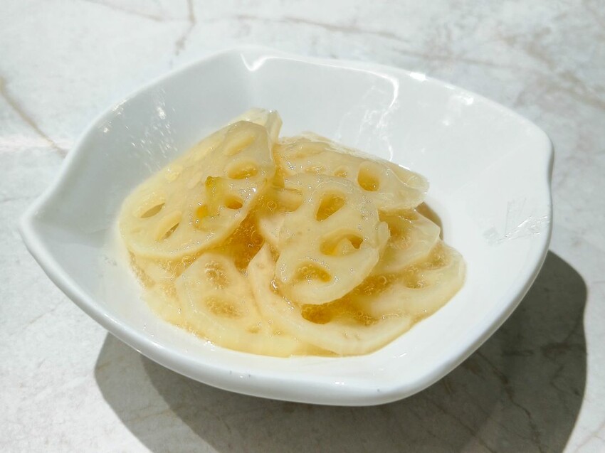 (西門町美食)肉多多、明水然樂兩大新創姊妹品牌-「狂一鍋酸菜魚」到底在紅甚麼? 用精品食尚美學， 餐體驗 風潮正夯，一口酸菜一口魚，酸辣得很自然，後韻回甘，比臉盆還大酸菜魚分量令人驚艷!