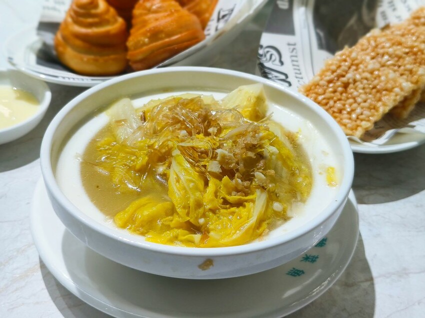 (西門町美食)肉多多、明水然樂兩大新創姊妹品牌-「狂一鍋酸菜魚」到底在紅甚麼? 用精品食尚美學， 餐體驗 風潮正夯，一口酸菜一口魚，酸辣得很自然，後韻回甘，比臉盆還大酸菜魚分量令人驚艷!