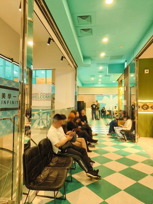 (西門町美食)肉多多、明水然樂兩大新創姊妹品牌-「狂一鍋酸菜魚」到底在紅甚麼? 用精品食尚美學， 餐體驗 風潮正夯，一口酸菜一口魚，酸辣得很自然，後韻回甘，比臉盆還大酸菜魚分量令人驚艷!