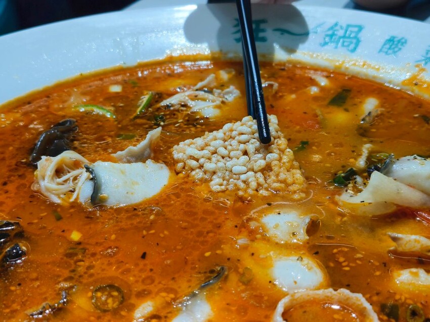 (西門町美食)肉多多、明水然樂兩大新創姊妹品牌-「狂一鍋酸菜魚」到底在紅甚麼? 用精品食尚美學， 餐體驗 風潮正夯，一口酸菜一口魚，酸辣得很自然，後韻回甘，比臉盆還大酸菜魚分量令人驚艷!