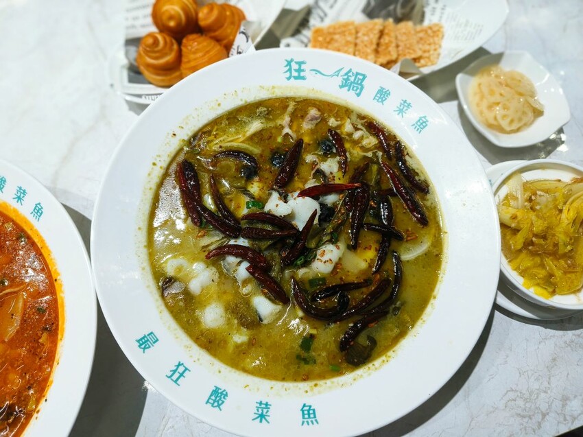 (西門町美食)肉多多、明水然樂兩大新創姊妹品牌-「狂一鍋酸菜魚」到底在紅甚麼? 用精品食尚美學， 餐體驗 風潮正夯，一口酸菜一口魚，酸辣得很自然，後韻回甘，比臉盆還大酸菜魚分量令人驚艷!