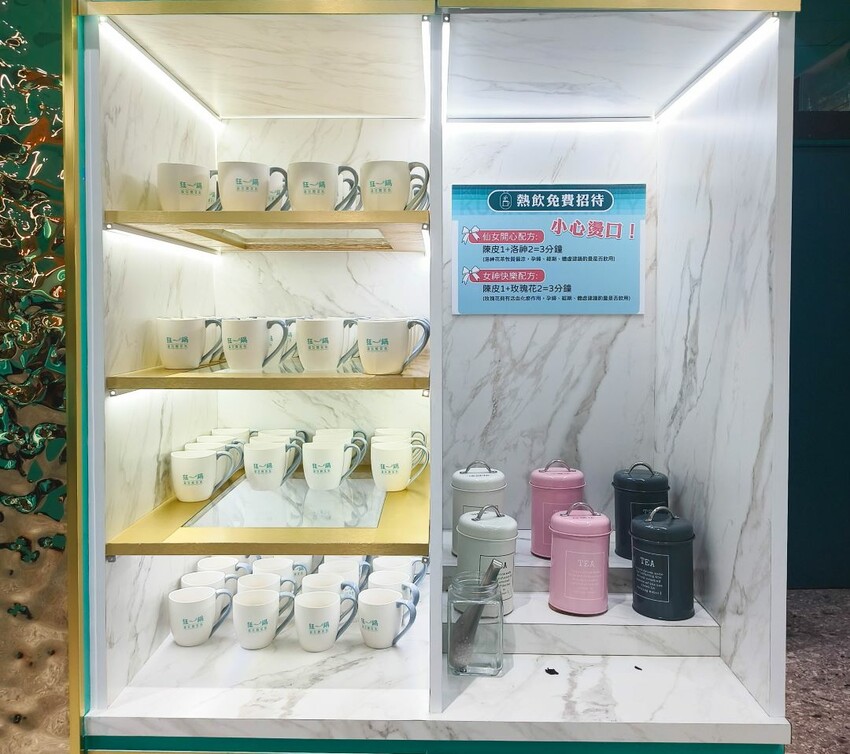 (西門町美食)肉多多、明水然樂兩大新創姊妹品牌-「狂一鍋酸菜魚」到底在紅甚麼? 用精品食尚美學， 餐體驗 風潮正夯，一口酸菜一口魚，酸辣得很自然，後韻回甘，比臉盆還大酸菜魚分量令人驚艷!